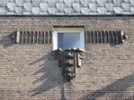 Zolderverdieping, nog met de niet oorspronkelijke bitumen shingles, voor renovatie.
<br/>
Gert-Jan Lobbes, 2015